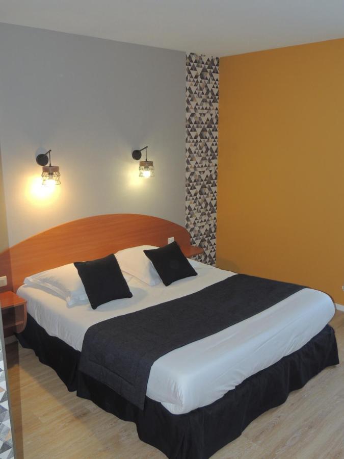 Hotel Les 3 Marchands Bressuire Buitenkant foto
